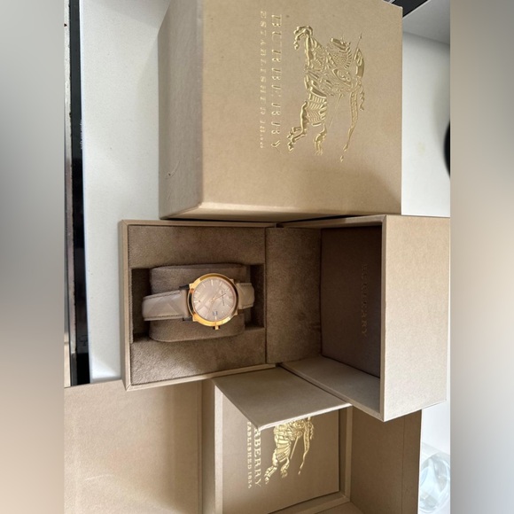 Burberry authentic beautiful watch - Picture 8 of 8